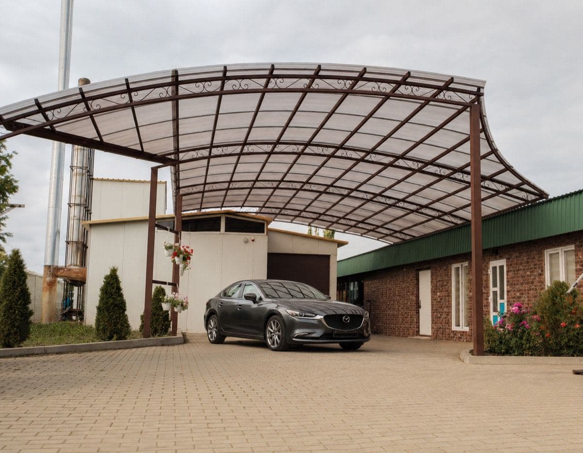 Copertină metalică arcuită, cu acoperiș curbat
